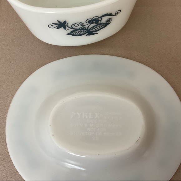 Vintage Pyrex Old Town Blue Onion Gravy Boat and Underplate - Picture 3 of 6